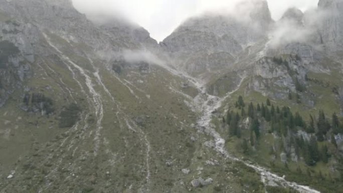 在高耸的山峰和山谷之间飞行的鸟瞰图