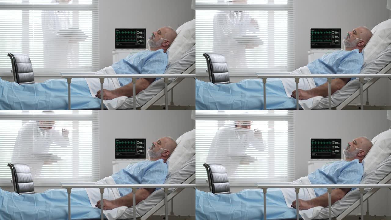 在诊所里，一位老人，病人躺在与心电图机相连的床上，医生站在病房的窗户外面，看着指示器。