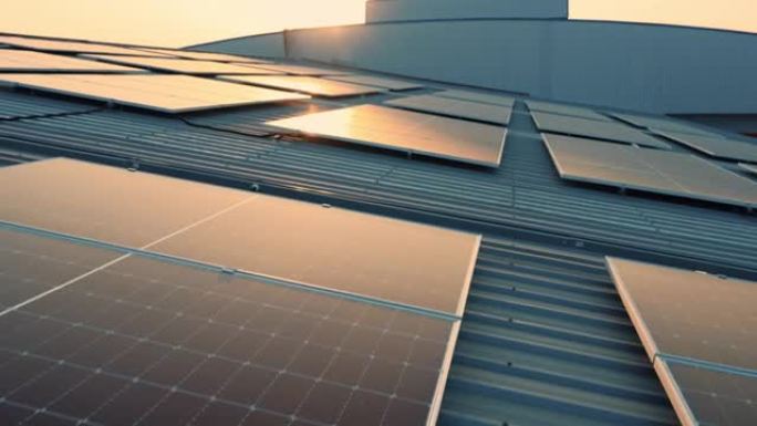 太阳能电池板在黄昏时节省工业屋顶的能源