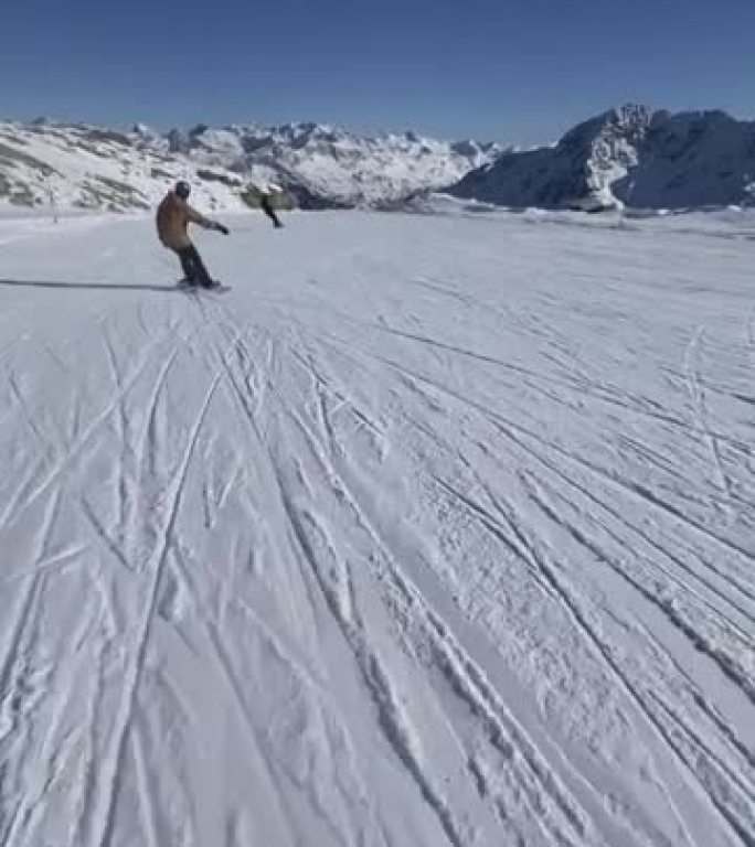 斜坡上滑雪板的第一人称视角