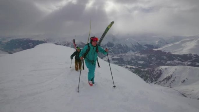 滑雪者在山上爬雪的细节镜头