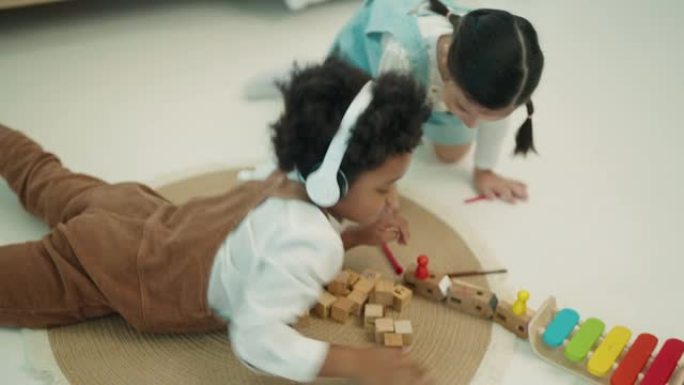 可爱的小孩子喜欢玩具木头。