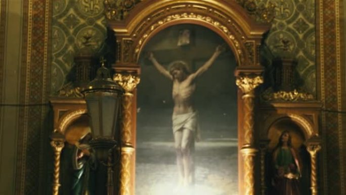 落地灯和被钉十字架的基督的圣像