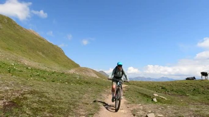 女子山地自行车沿高山路径的第一人称视角