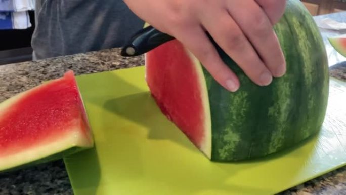 以4k 24fps的速度在厨房的绿色砧板上切成西瓜