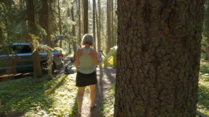 女人喜欢在森林露营地单独露营