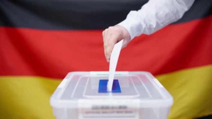 德国选民将选票投进密封的盒子，德国选举