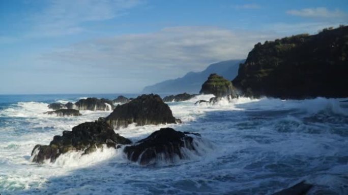 海浪在崎shoreline的海岸线上坠毁