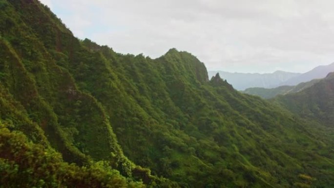 夏威夷瓦胡岛Ahupua'a 'O Kahana州立公园的山脊上方的空中