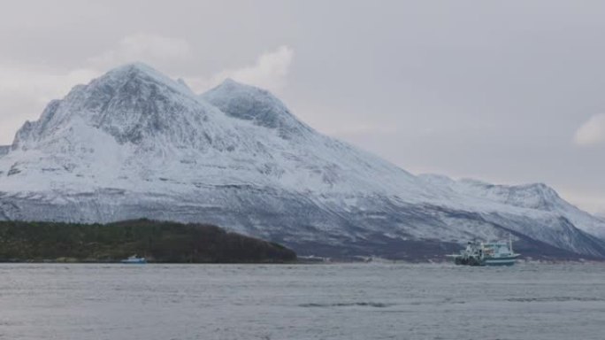 挪威的户外风景: 北极圈上的峡湾景观
