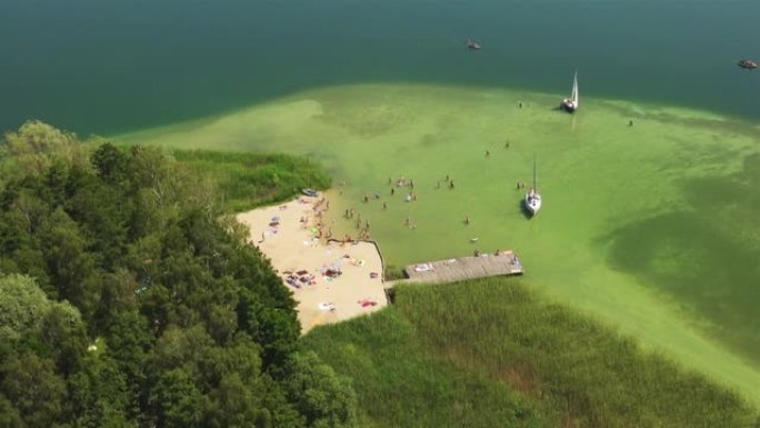 Powidzkie湖和游客海滩的鸟瞰图。波兰的夏天