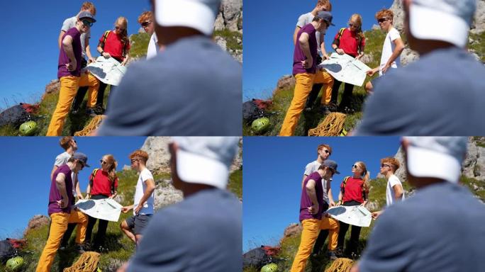 高山山指南在地图上显示家庭徒步旅行组的路线