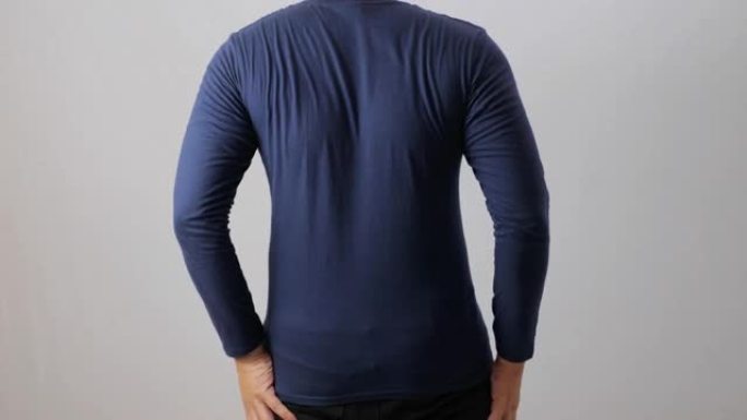 空白长袖衬衫模型模板，后视图，亚洲男子穿普通深蓝色t恤孤立在白色上。三通设计模型演示