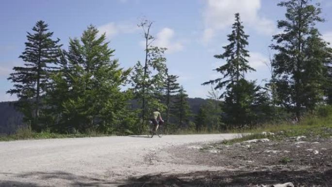 年轻人在山里的小路上骑自行车