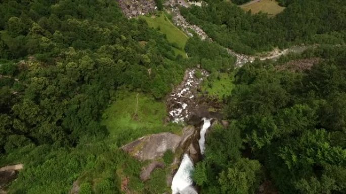 空中无人机拍摄了郁郁葱葱的山谷和河流中的陡峭瀑布