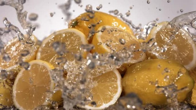 柠檬和水溅过柠檬片的慢动作镜头