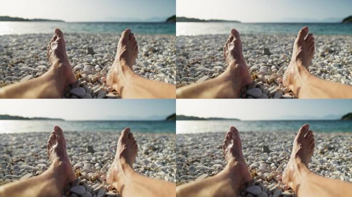 人类赤脚在圆石滩上放松