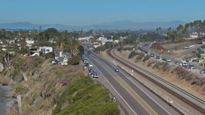加利福尼亚州恩西尼塔斯的高速公路101上升无人机拍摄