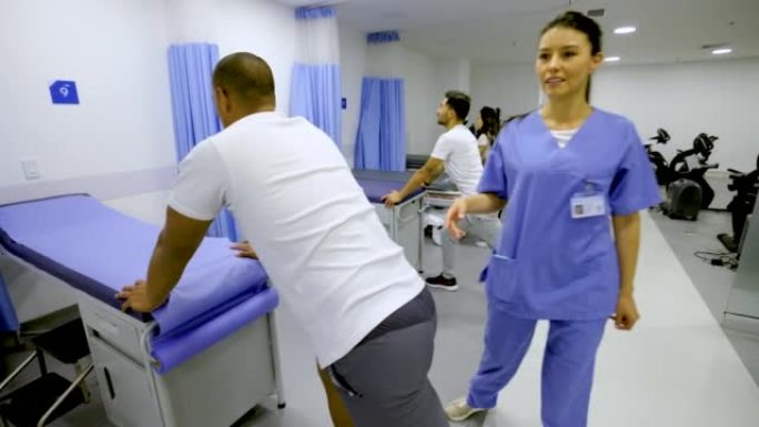 物理治疗师在康复中心监督一组患者进行锻炼