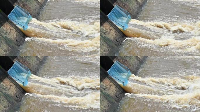 暴雨后大坝放水防涝。