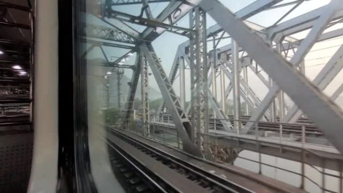 AC火车本地全速穿越孟买中央线火车站