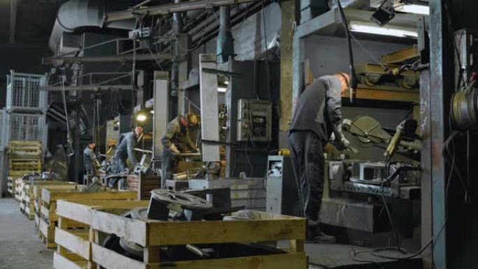 LD工人在铸造厂完成金属铸件