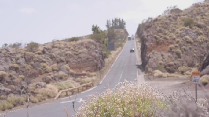 远摄照片拍摄了一条沙漠道路，汽车驶过