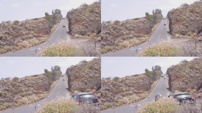 远摄照片拍摄了一条沙漠道路，汽车驶过