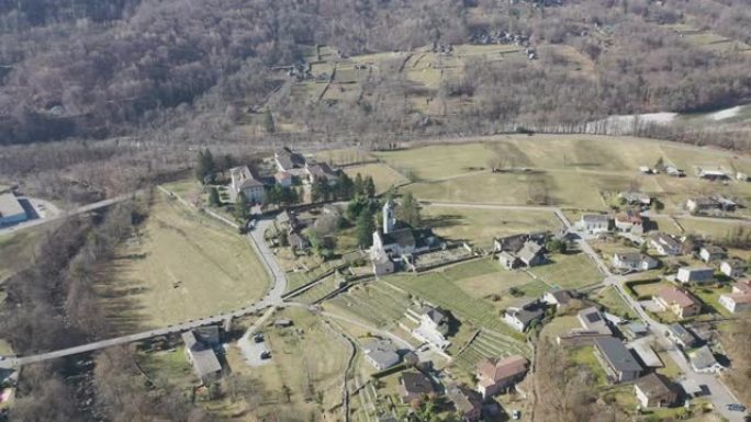 空中无人机拍摄了山区山谷中的一个小镇