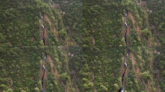 空中无人机拍摄隐藏在山坡上的瀑布