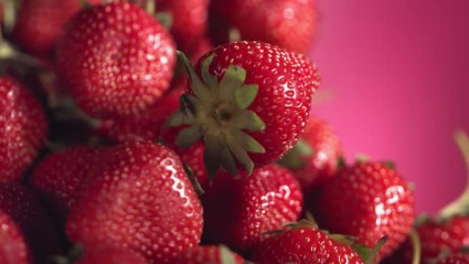 成熟多汁的草莓在许多草莓上滚动