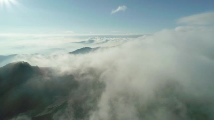 飞越沿海云层的鸟瞰图