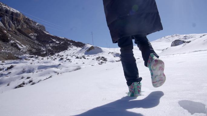 【4K】男子行走在雪山上雪地背影