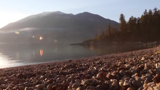 冬季阳光下库特尼湖的风景