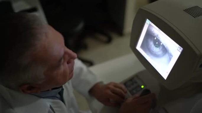 眼科医生在监护仪中分析检查结果