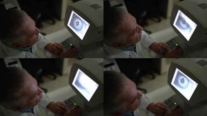 眼科医生在监护仪中分析检查结果