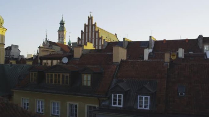 遥远天际线的华沙老城鸟瞰图。从上方看教堂塔楼