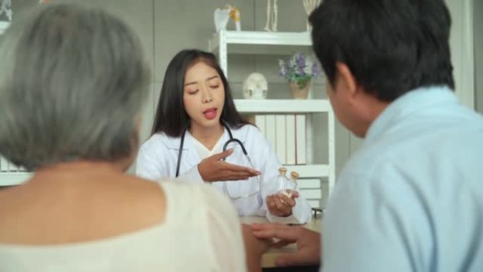 女专科医生正在向病人介绍一种用药方法。