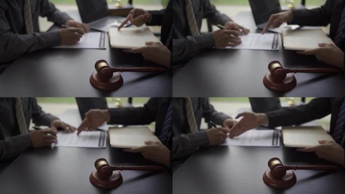 商人和律师签订合同协议，木锤提出了正义和餐桌法的概念。