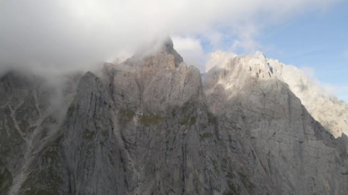 在高耸的山峰和山谷之间飞行的鸟瞰图