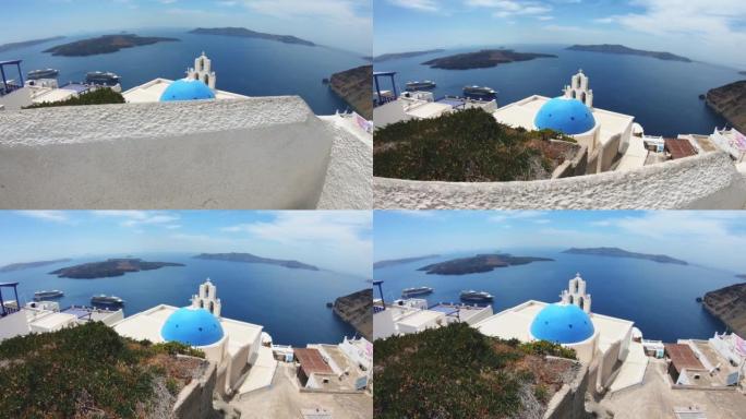 在希腊的圣托里尼岛上，可以看到三个大钟，一个蓝色的圆顶和菲拉火山