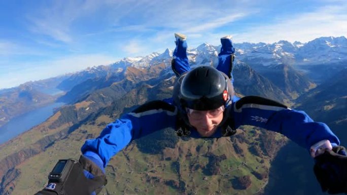 跳伞运动员在山脉景观上方滑行