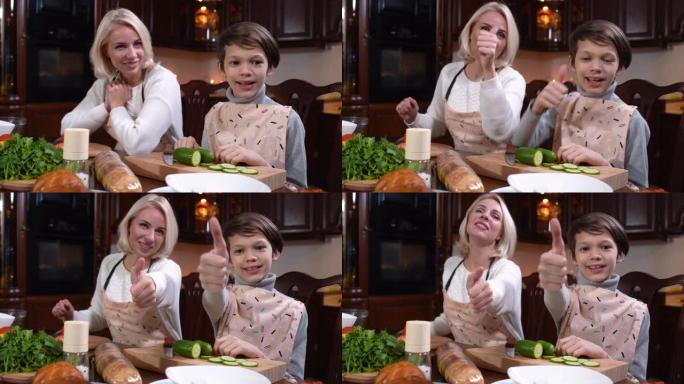 积极的白人男孩和女人对镜头微笑。快乐儿子帮妈妈在家厨房做晚餐沙拉的肖像。支持和家庭生活方式。