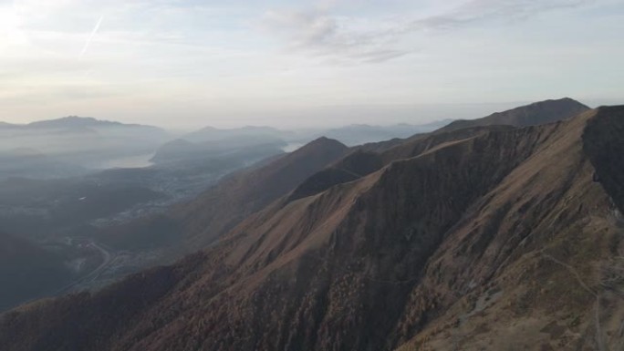 空中无人机在日落时拍摄了秋天的大山脉