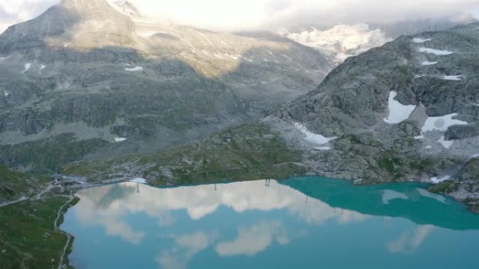 从上面看雄伟的阿尔卑斯山。山峰之间的绿松石湖