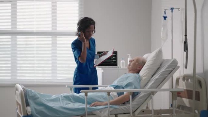 一位60-70岁的白人老人躺在医院的病床上与一位黑人女性医生交谈。与心脏病专家神经科医生讨论治疗。康