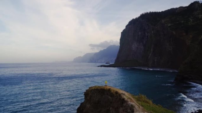 海浪在崎shoreline的海岸线上坠毁