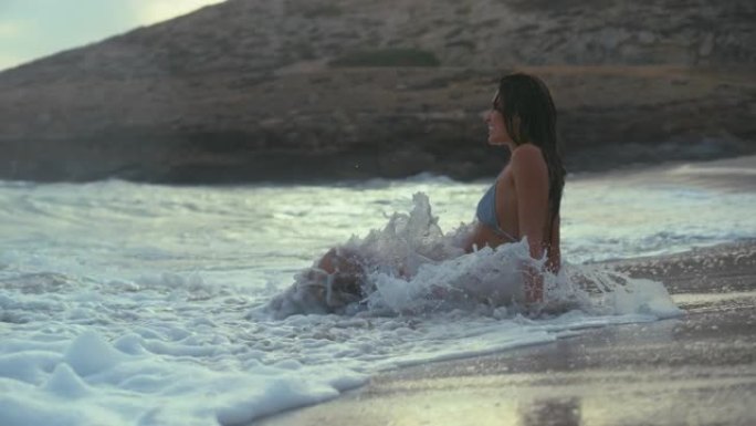 海滩上的女人。在海里玩耍，享受海浪
