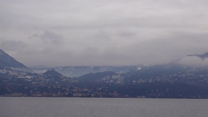 瓦伦纳海岸科莫湖，意大利贝拉焦村度假目的地在寒冷的雪冬季平静和放松的风景