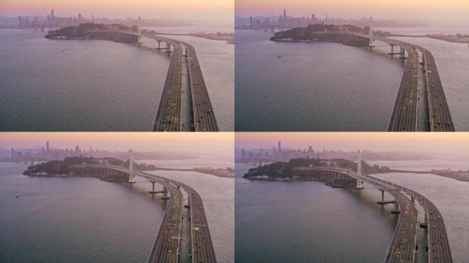 旧金山-奥克兰海湾大桥上的空中高速公路，背景是旧金山